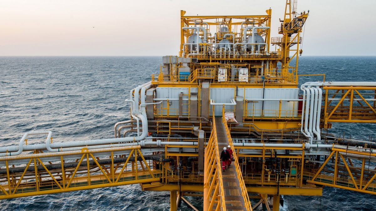 Gia dau the gioi tang vot sau vu My am sat tuong Iran hinh anh