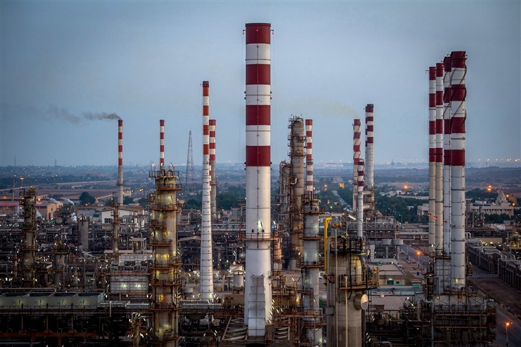 Gia dau tiep tuc len dinh sau khi Iran tan cong My hinh anh