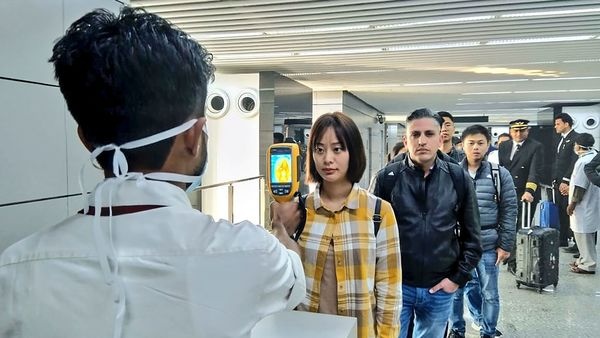 Hang loat san bay tren the gioi hon loan vi 'o dich' o Vu Han hinh anh