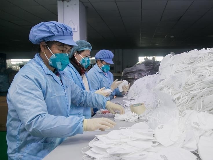 Ben trong cac nha may san xuat khau trang tai Trung Quoc hinh anh