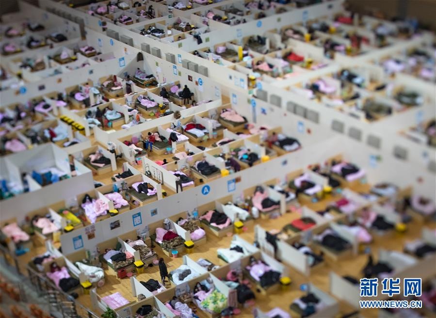 nguoi Trung Quoc van sinh hoat binh thuong trong vung dich anh 1