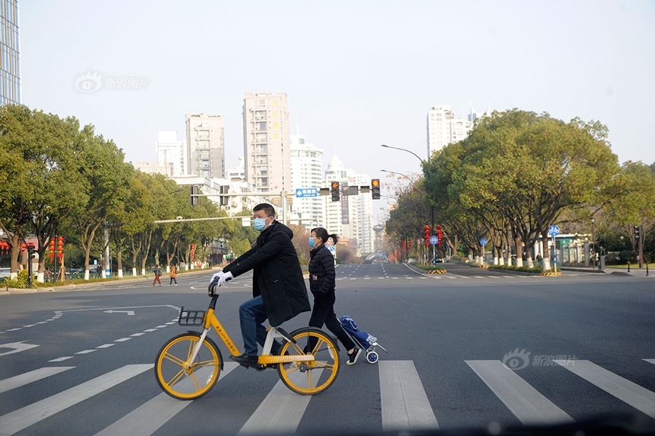nguoi Trung Quoc van sinh hoat binh thuong trong vung dich anh 16