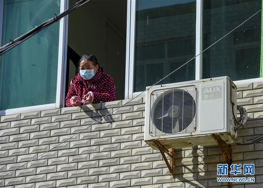 nguoi Trung Quoc van sinh hoat binh thuong trong vung dich anh 10