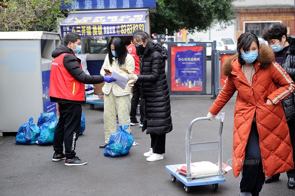 nguoi Trung Quoc van sinh hoat binh thuong trong vung dich anh 14