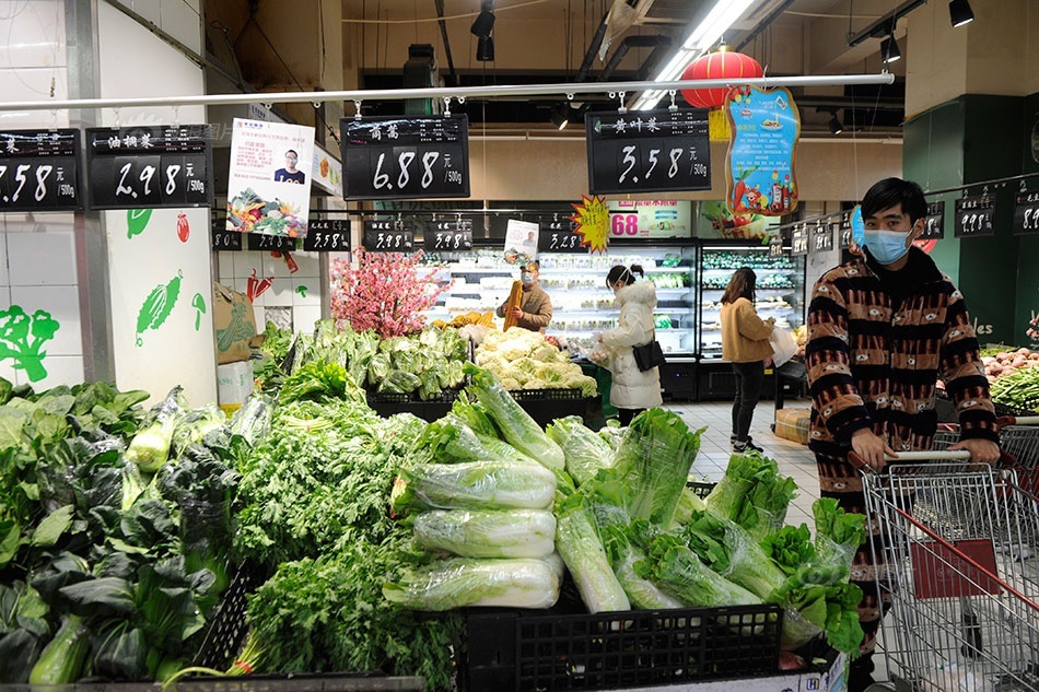 Nguoi Trung Quoc lac quan chua benh, sinh song giua dich virus corona hinh anh