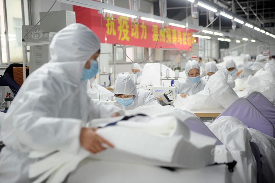 Cong nhan TQ deo khau trang, lao dong miet mai trong dich virus corona hinh anh