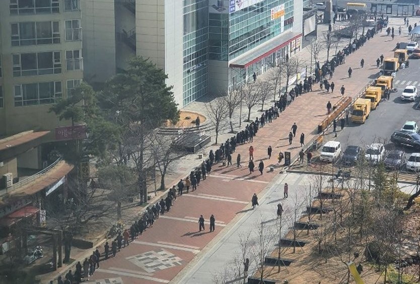 Nguoi Han o at mua khau trang, sieu thi chay hang trong tam dich hinh anh