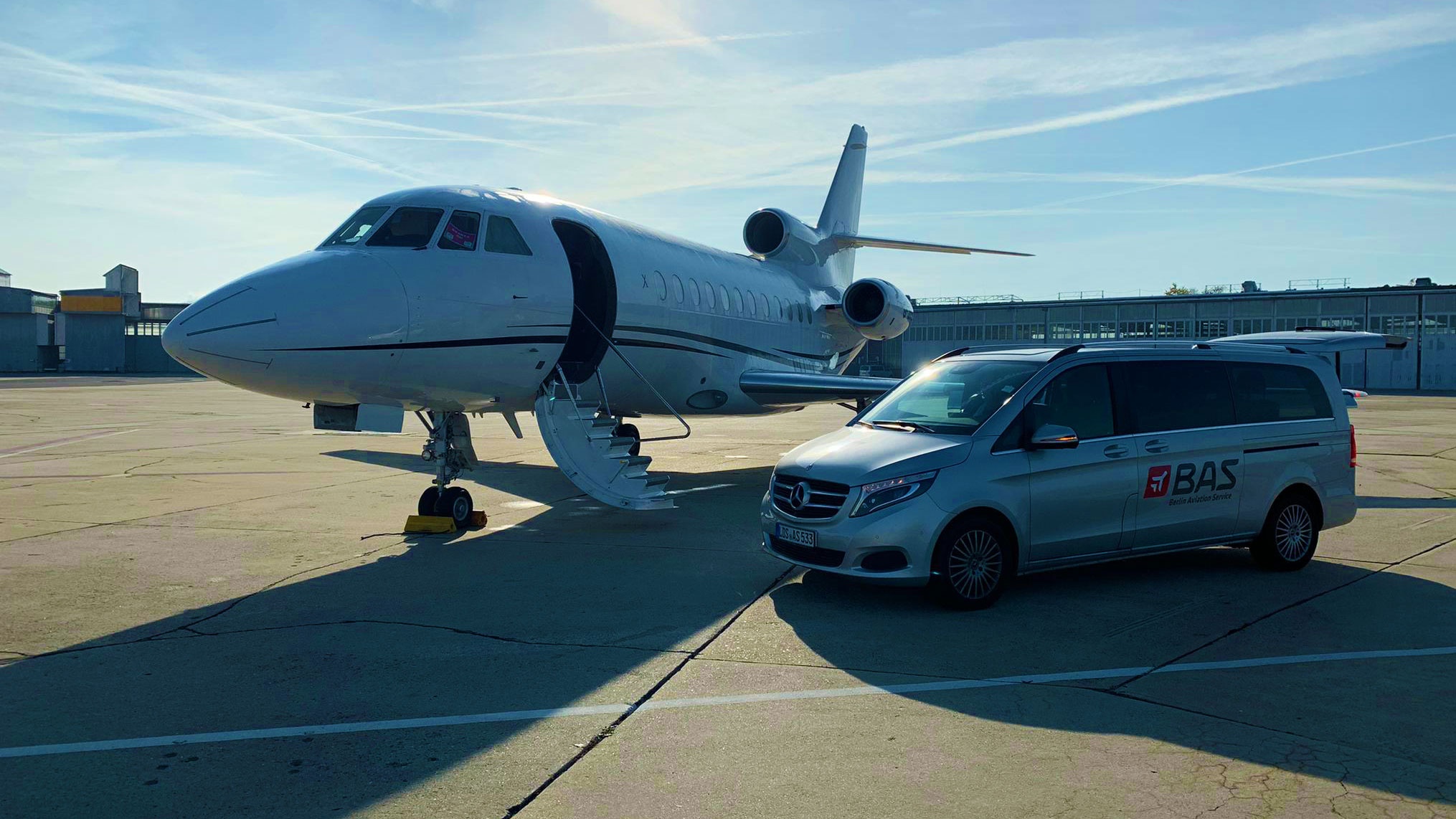 Dai gia chau Au thue may bay rieng toi My vi lenh cam cua ong Trump hinh anh