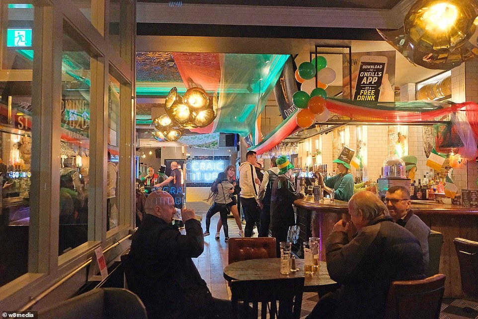 Cac hop dem, cau lac bo tai Anh van on ao, dong duc bat chap dich benh hinh anh