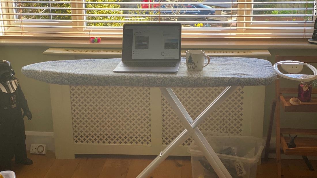 Tu ruou, ban ui do, xe tap di tre em thanh ban lam viec mua dich hinh anh