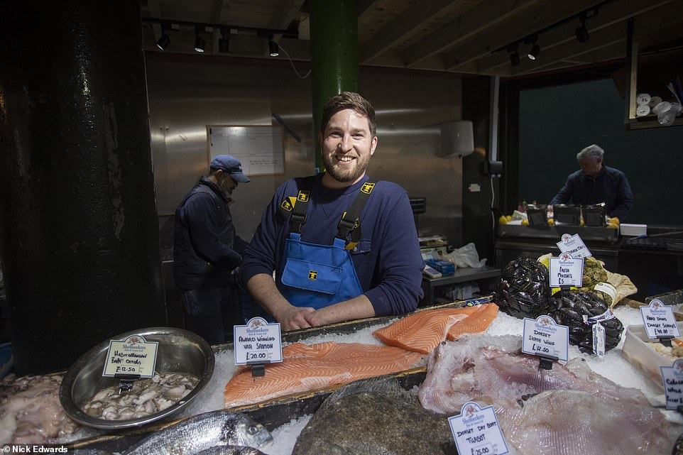 nguoi Anh van tu tap trong dich Covid-19 anh 8