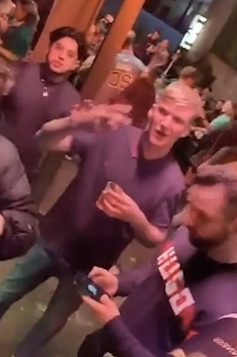 nguoi Anh van tu tap trong dich Covid-19 anh 3