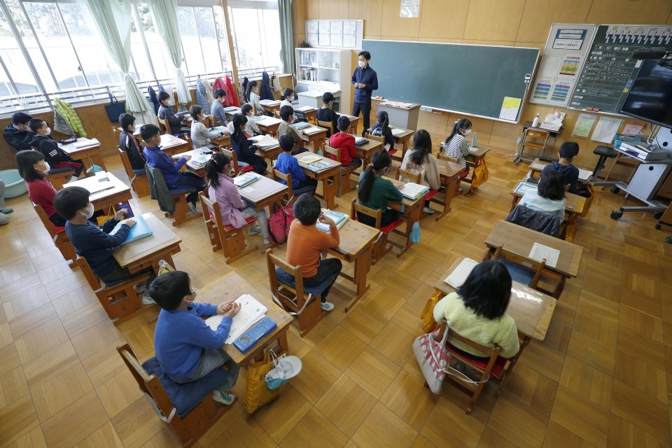 Nhat mo cua tro lai cong ty va truong hoc anh 2