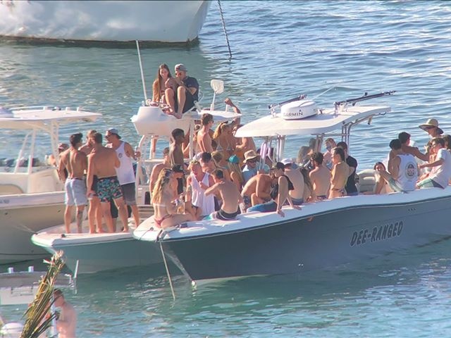 Phot lo canh bao cua chinh quyen, nguoi dan My van an choi va tam bien hinh anh