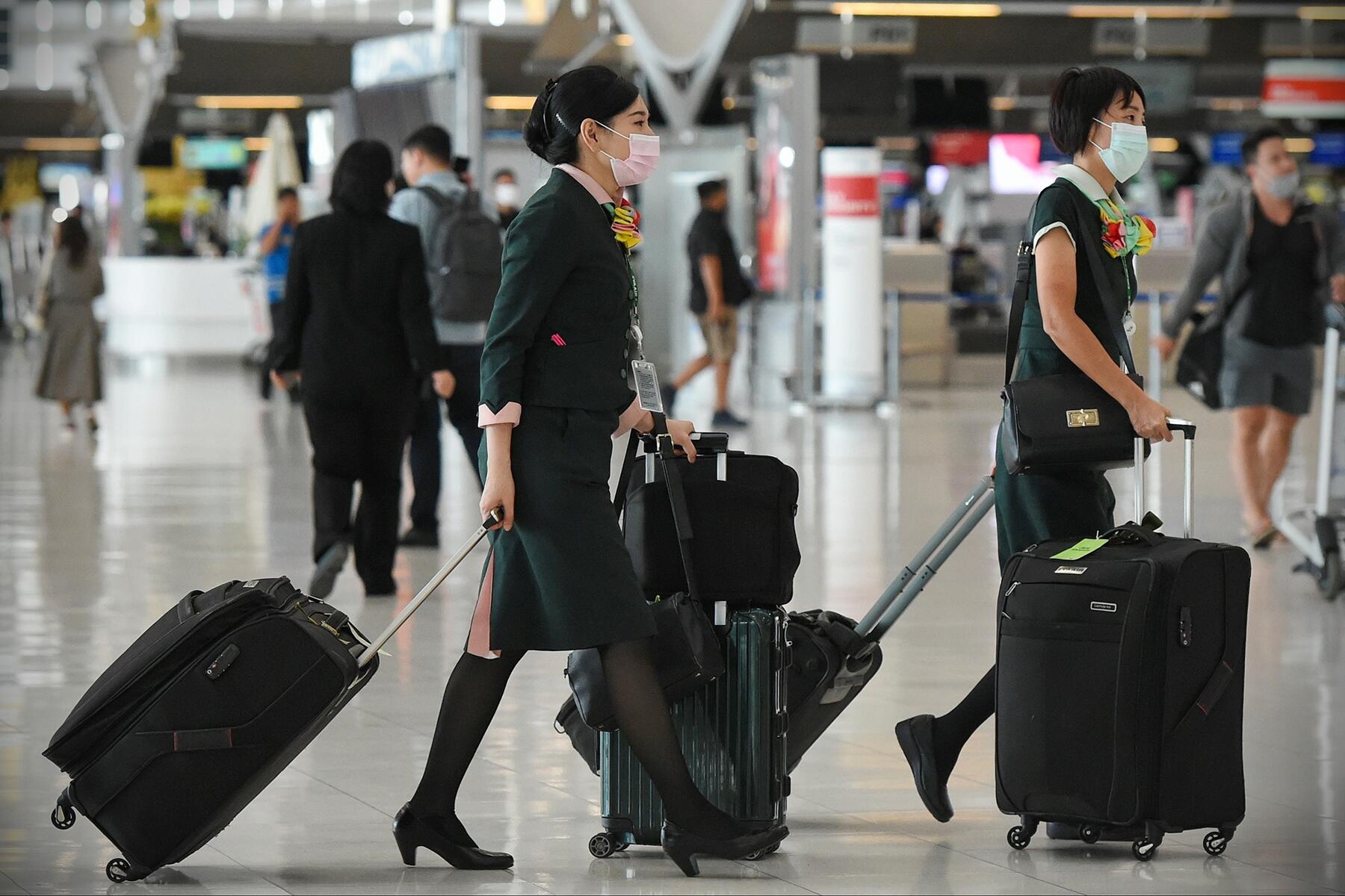 ngay lam viec cua cac phi cong,  tiep vien trong dich covid-19 anh 3