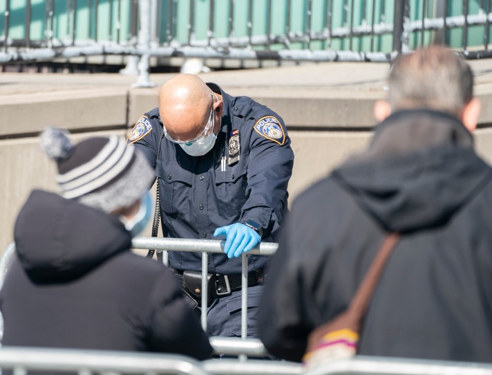 nguoi  New York sinh hoat trong dich Covid-19 anh 4