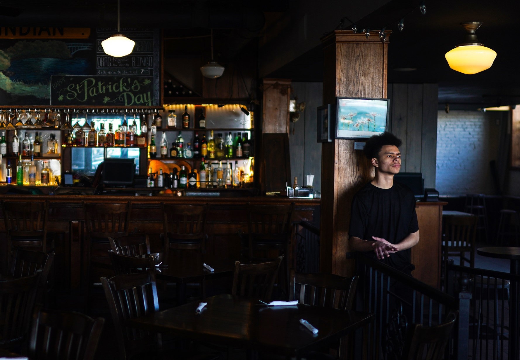 Quan bar, nha hang tim cach song sot qua dich Covid-19 nhu the nao hinh anh