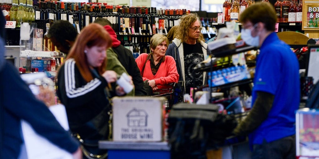 Doanh so ruou bia My bung no khi nguoi dan cach ly chong Covid-19 hinh anh