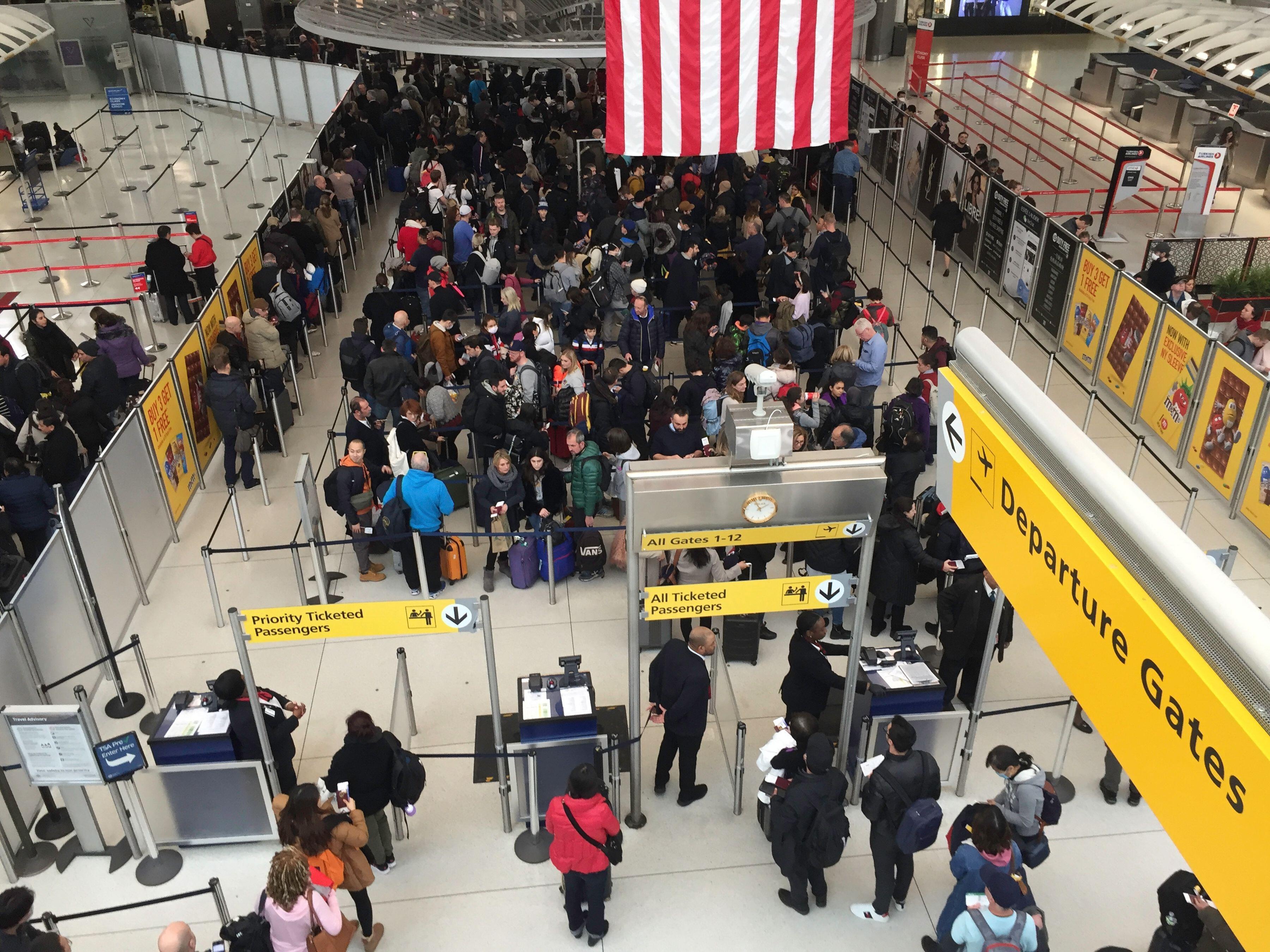 dan My mac ket tai san bay anh 1