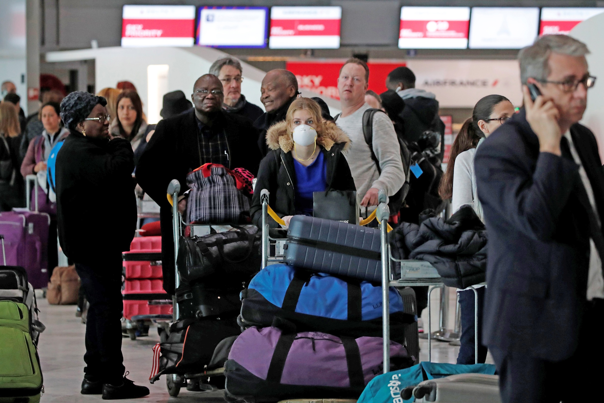 Nguoi My chen chuc o cac san bay cho ve nha hinh anh