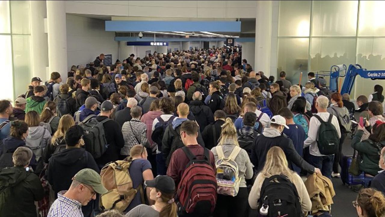 dan My mac ket tai san bay anh 8