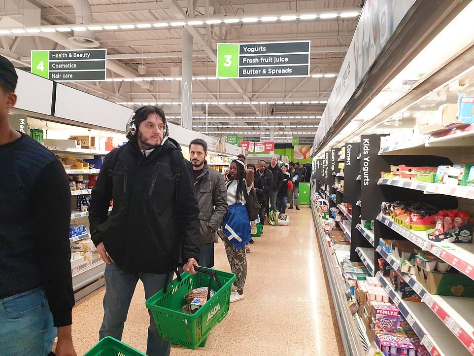 nguoi dan tuan thu gian cach xa hoi anh 11