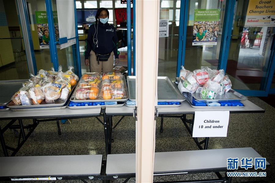 nguoi dan tuan thu gian cach xa hoi anh 1