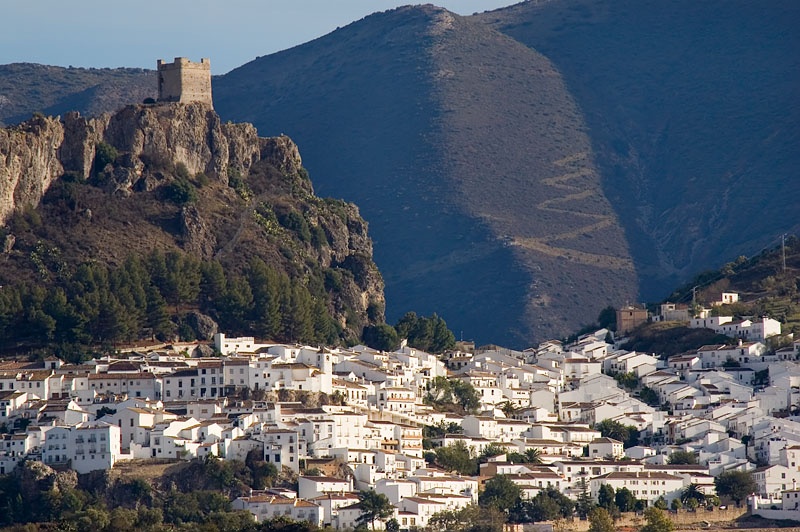 Ben trong thi tran chua ai mac Covid-19 tai Tay Ban Nha hinh anh