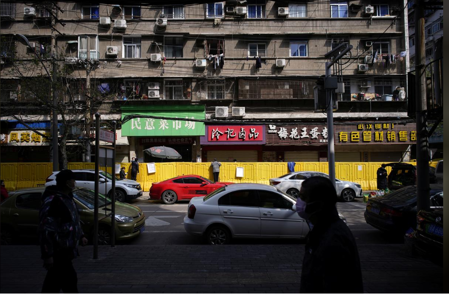 nguoi Vu Han di cho khi bi phong toa anh 1