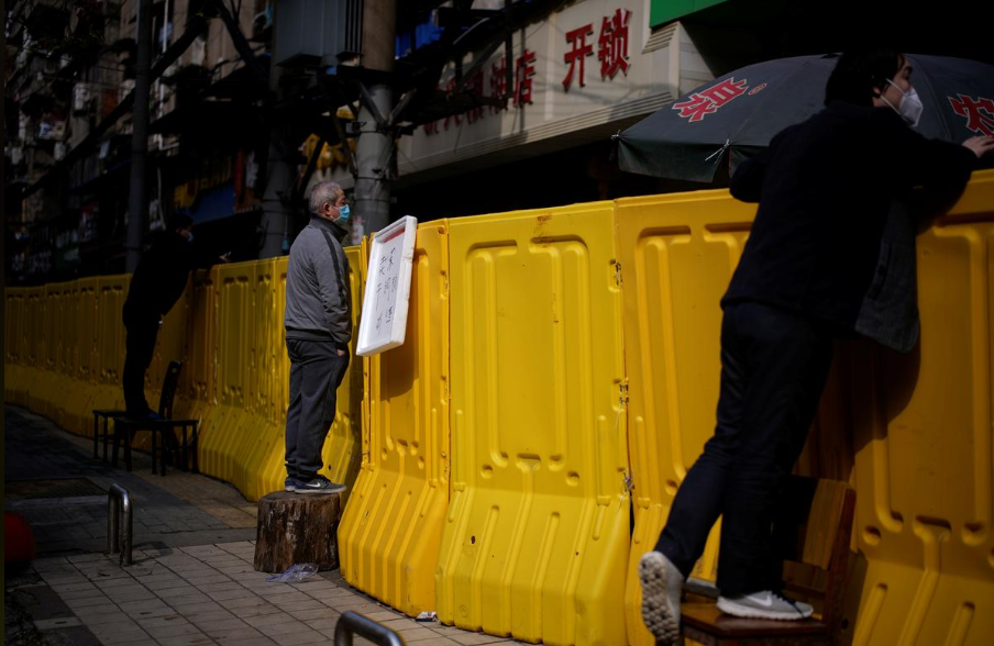 nguoi Vu Han di cho khi bi phong toa anh 9