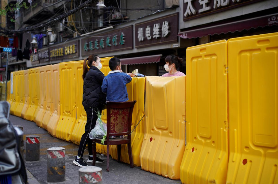 Cach di cho doc dao o Vu Han khi bi phong toa hinh anh