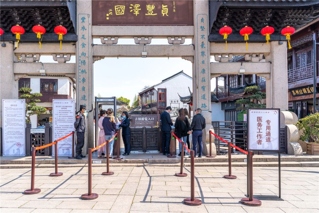 dan Trung Quoc keo nhau di du lich anh 10