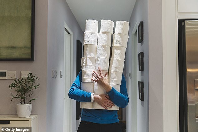 Tai My, 2 lon bia doi 1 cuon giay ve sinh, giam bong doi lay khan giay hinh anh