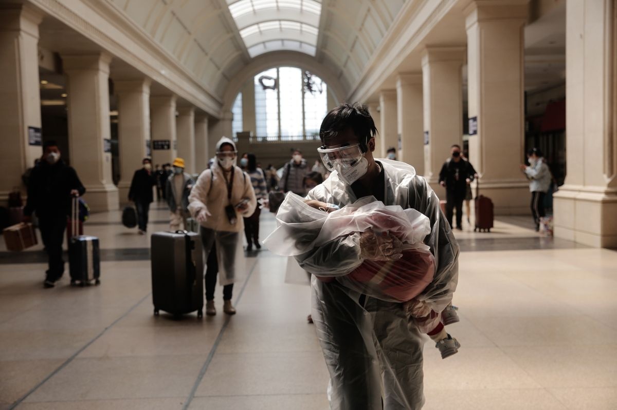 San bay, ga tau Vu Han trong ngay dau do bo phong toa hinh anh