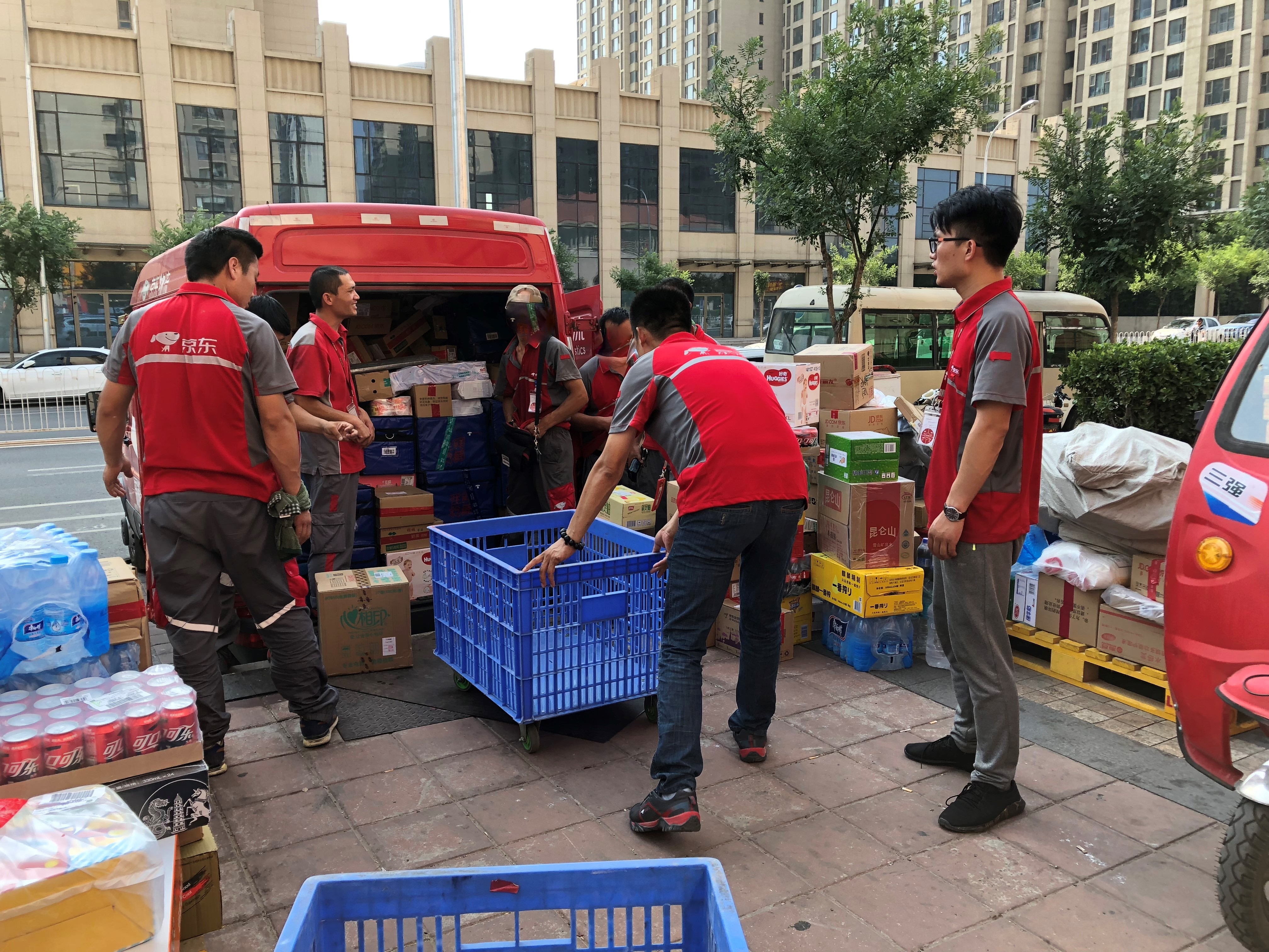 thuoc nhuom toc ban manh trong dich covid-19 anh 1