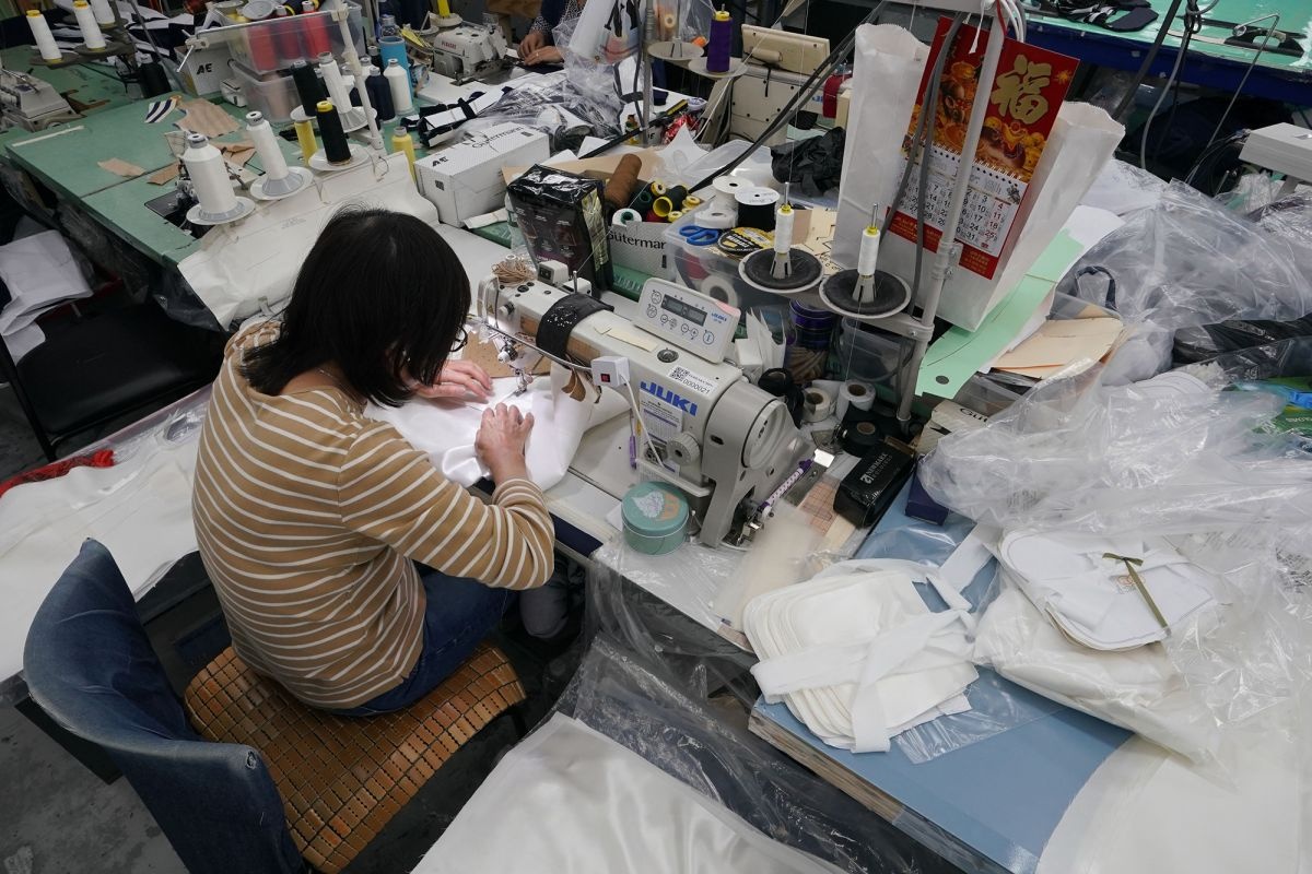 New York san xuat do bao ho anh 1