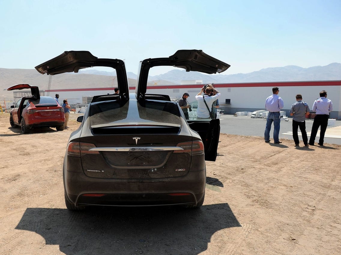 Bi bat vi dung tien cuu tro Covid-19 choi chung khoan, mua oto hinh anh