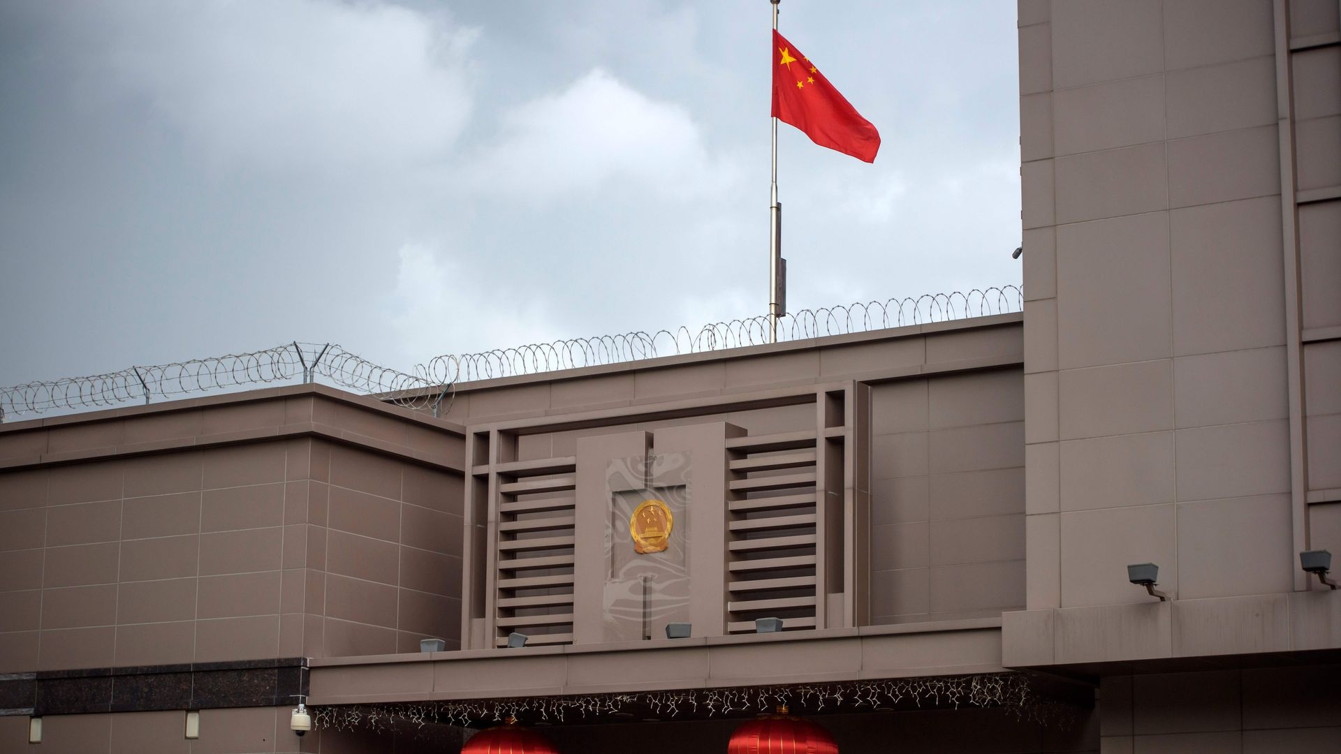 Chung khoan TQ bi ban thao do My yeu cau dong cua Tong lanh su quan hinh anh