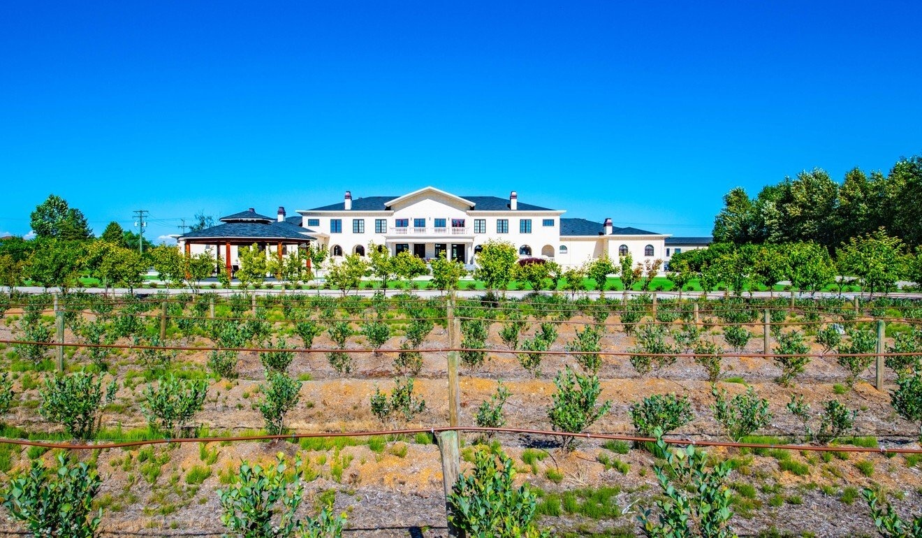 Nguoi Trung Quoc o at do tien mua dinh thu tren dat nong nghiep Canada hinh anh