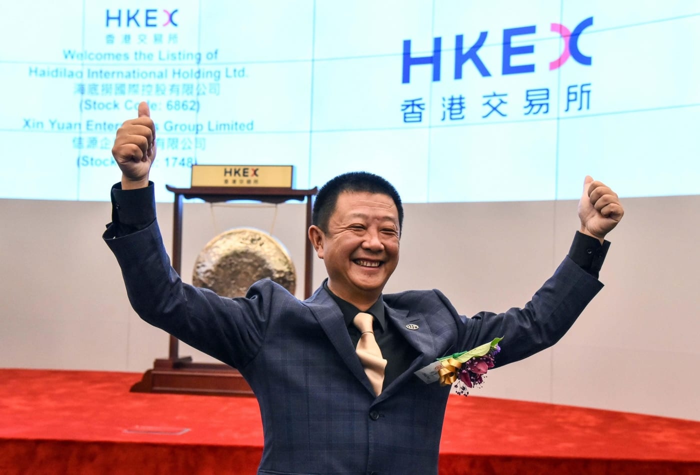 Giua dai dich, vua lau Haidilao van giau nhat Singapore hinh anh