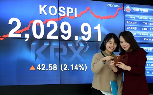 Thanh nien Han Quoc mong lam giau tu chung khoan hinh anh