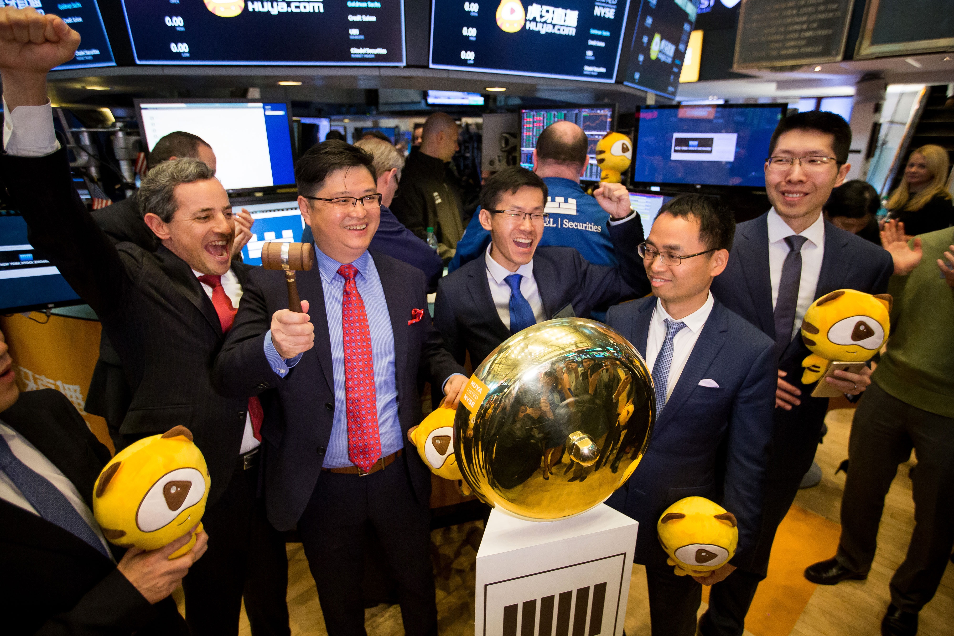 Nguoi My van o at mua co phieu Trung Quoc hinh anh