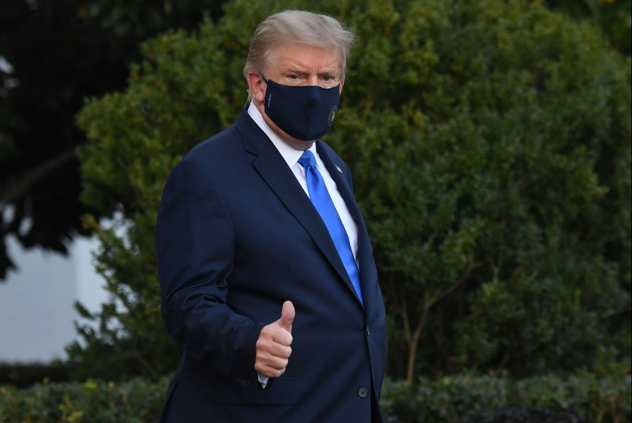 Chi phi dieu tri Covid-19 cho Tong thong Donald Trump hinh anh