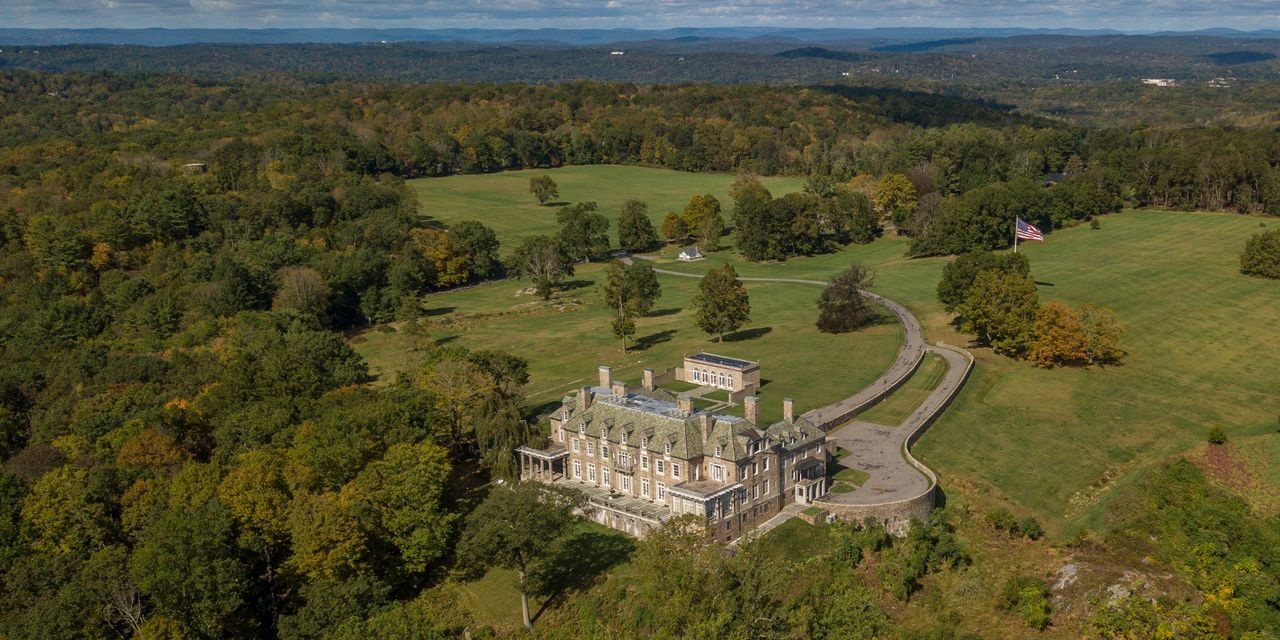 Cong ty cua Tong thong Trump dinh ban dat de tra no hinh anh