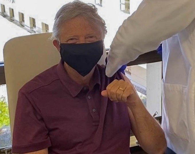 Ty phu Bill Gates tiem vaccine Covid-19 hinh anh