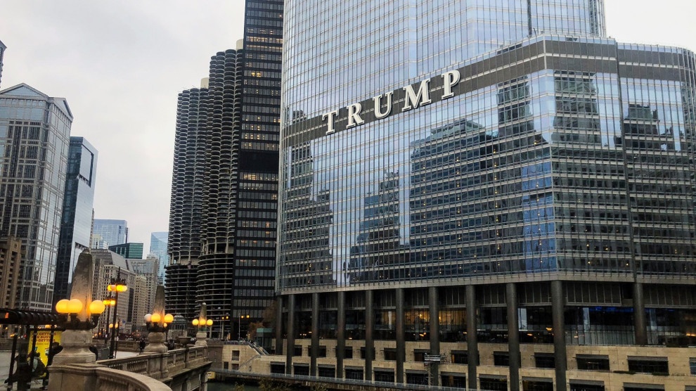 Khach san cua ong Trump co the bi phat 10.000 USD/ngay hinh anh