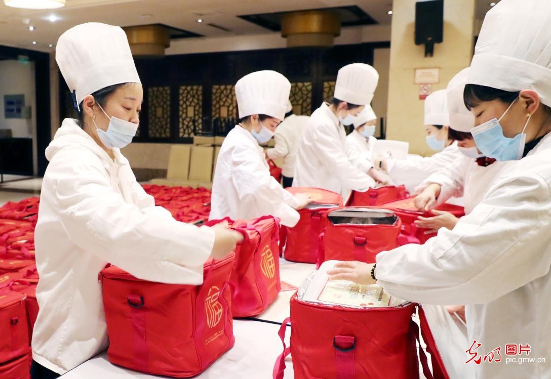 shipper trung quoc lam viec xuyen tet anh 1