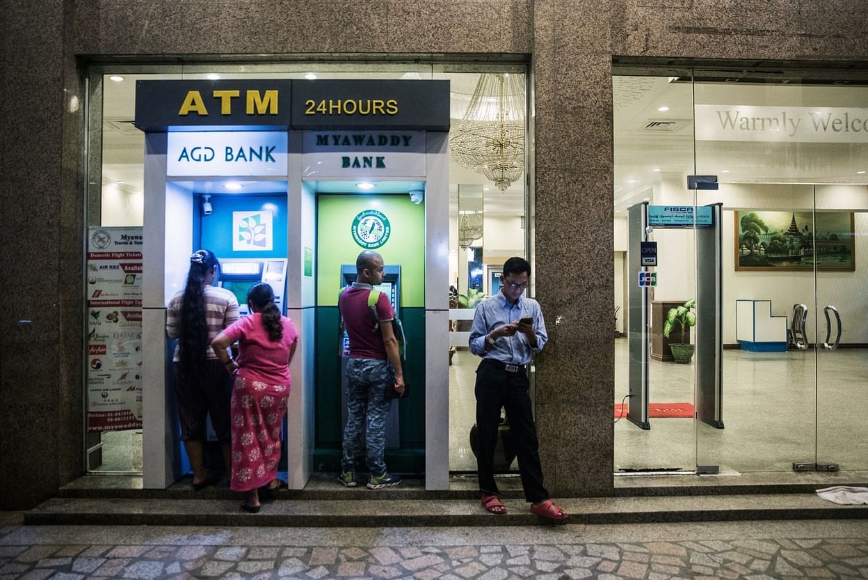 Ngan hang Myanmar han che dan rut tien tai ATM hinh anh