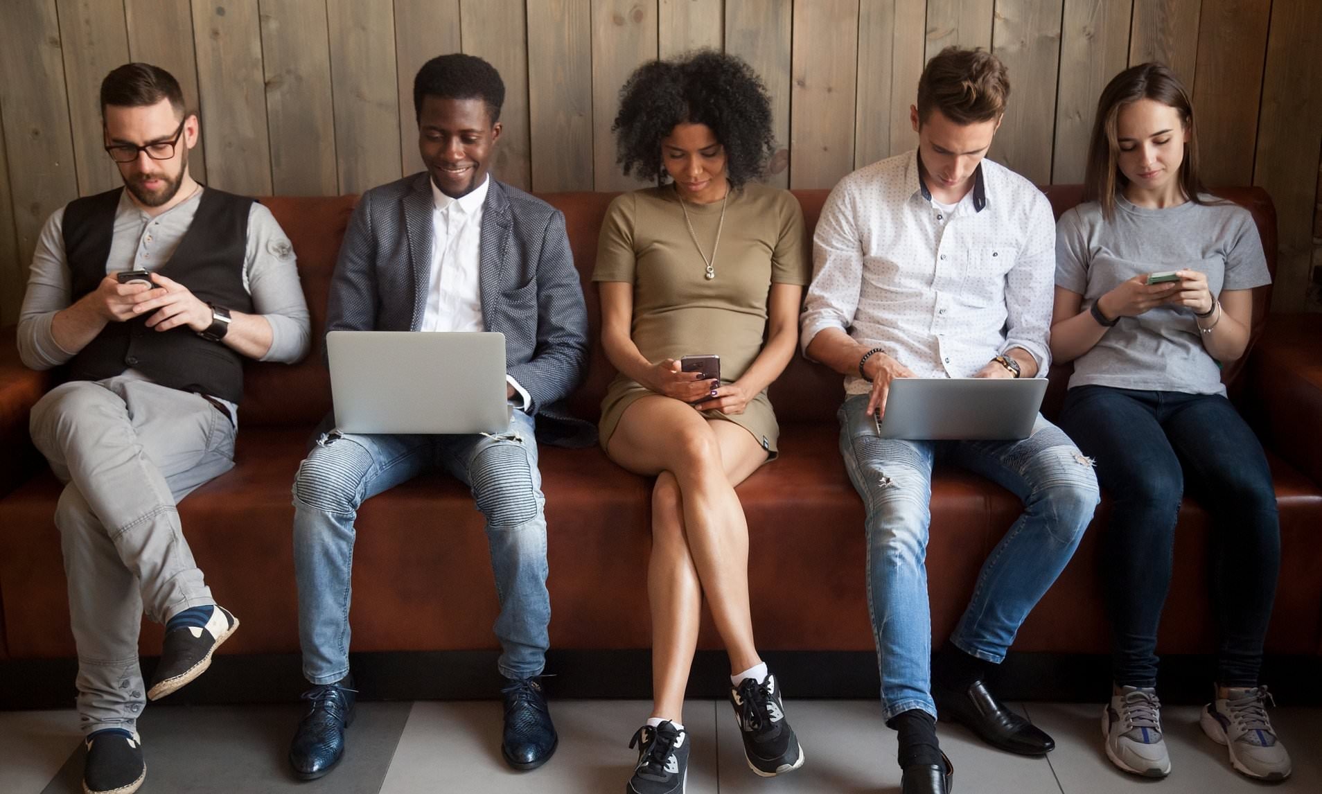 Nguoi My do xo mua co phieu bang tien cuu tro Covid-19 hinh anh