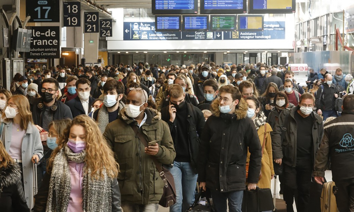 San bay, ga tau Paris chat kin nguoi truoc gio phong toa hinh anh